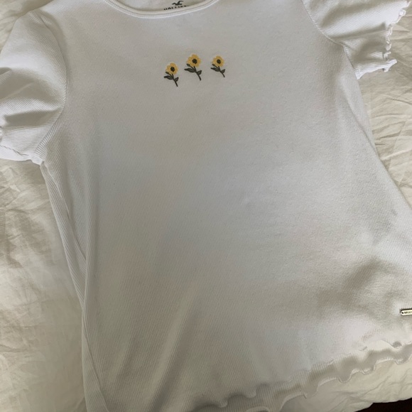Hollister embroidered sunflower tee - Picture 2 of 2